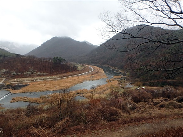  구담마을에서 바라본 섬진강 모습으로 순창 쪽으로 흐르는 물이 산자락을 굽이쳐 돌고 있다. 