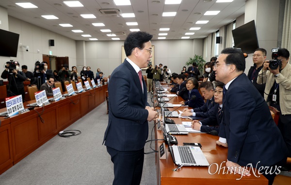 21일 오전 서울 여의도 국회에서 열린 운영위원회 전체회의에서 박홍근 더불어민주당 간사와 송언석 국민의힘 간사가 회의 개회를 놓고 이야기를 나누고 있다.