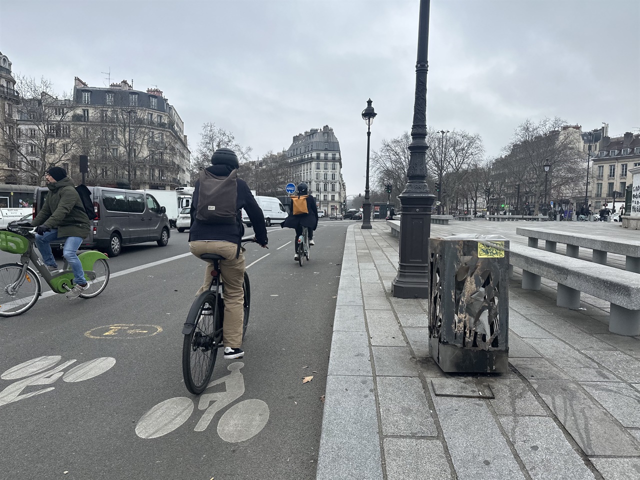 대도시 파리의 변화는 많은 세계인에 의해 주목받고 있다. 파리의 심장부를 포함 파리 전역에서의 변화가 수년째 진행중이다. 본래 차에게만 허용되었던 바스티유광장 인근을 자전거로 순환할수 있다. 사진에서는 양방향 자전거 도로를 통해 오가는 파리시민들을 볼 수 있다.