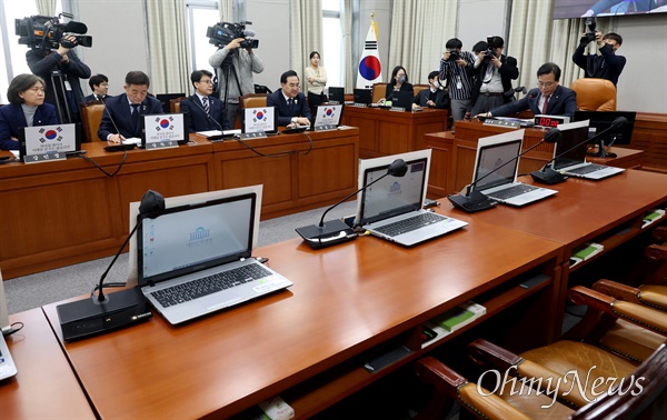  21일 오전 서울 여의도 국회에서 열린 운영위원회 전체회의에서 더불어민주당 의원들이 대통령실 업무보고와 현안 질의를 해야 한다고 요구하고 있다.