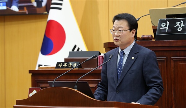 김용경 의원이 결의문 발의 이유를 설명하고 있다. 