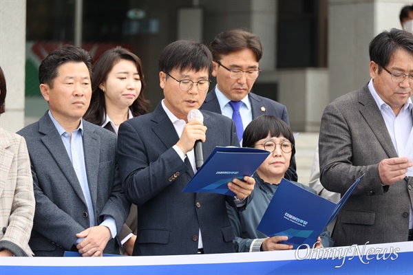 더불어민주당 경상남도당 거가대교·마창대교 반값 통행료 쟁취 경남도민 대책위원회는 3월 21일 오전 경남도청 마당에서 출범 기자회견을 열었다.