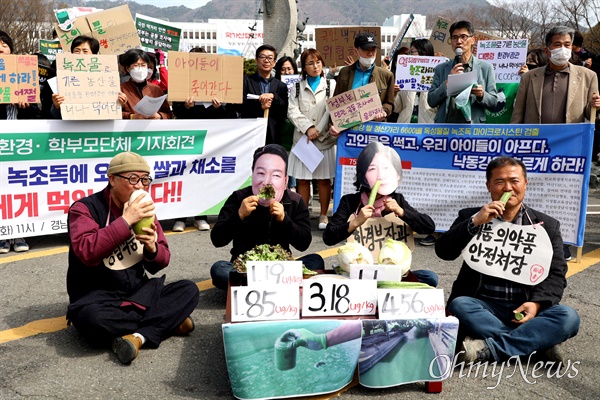 경남환경운동연합, 교육희망경남학부모회, 학교급식경남연대, 낙동강네트워크 등 단체는 세계물의날(3월 22일)을 하루 앞둔 21일 경남도청 정문 앞에서 “국민이 죽어간다, 낙동강을 즉시 흐르게 하라”는 제목으로 “낙동강 보 개방 촉구 성토대회”를 열었다.