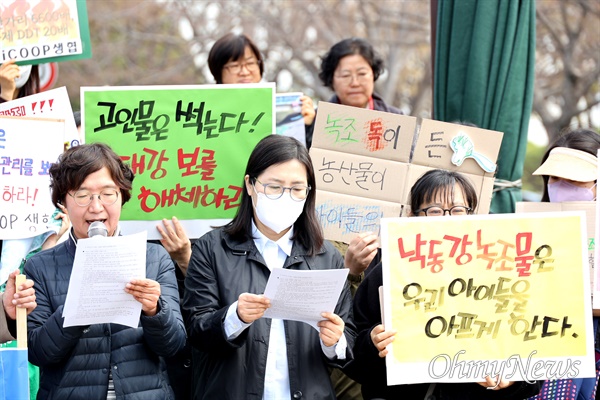 경남환경운동연합, 교육희망경남학부모회, 학교급식경남연대, 낙동강네트워크 등 단체는 세계물의날(3월 22일)을 하루 앞둔 21일 경남도청 정문 앞에서 “국민이 죽어간다, 낙동강을 즉시 흐르게 하라”는 제목으로 “낙동강 보 개방 촉구 성토대회”를 열었다.