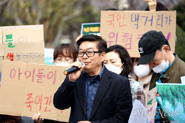  경남환경운동연합, 교육희망경남학부모회, 학교급식경남연대, 낙동강네트워크 등 단체는 세계물의날(3월 22일)을 하루 앞둔 21일 경남도청 정문 앞에서 “국민이 죽어간다, 낙동강을 즉시 흐르게 하라”는 제목으로 “낙동강 보 개방 촉구 성토대회”를 열었다.