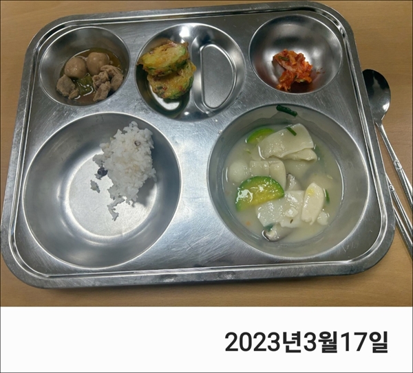 대전 서구 A초등학교 3월 17일 학교 급식 제보 사진. 먹다가 찍은 사진이 아니다. 이 학교 학부모는 '급식이 너무 맛없고 먹을 게 없다'는 아이의 말에 최근 2주 동안 사진을 찍어오라고 한 뒤, 이를 제보했다.
