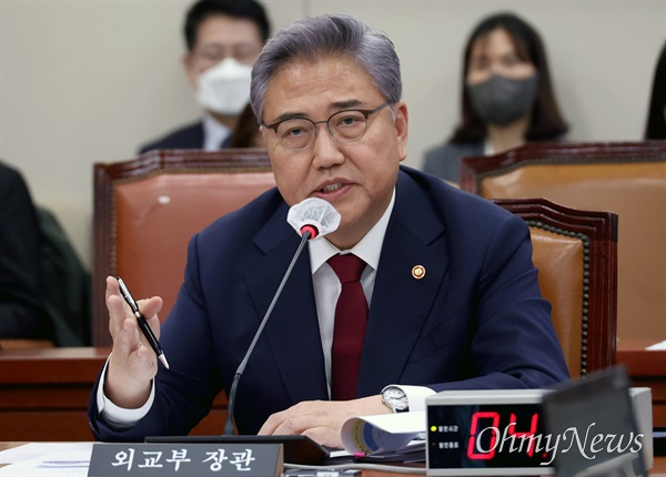 박진 외교부 장관이 21일 오후 서울 여의도 국회에서 열린 외교통일위원회 전체회의에서 의원들의 질문에 답변하고 있다.