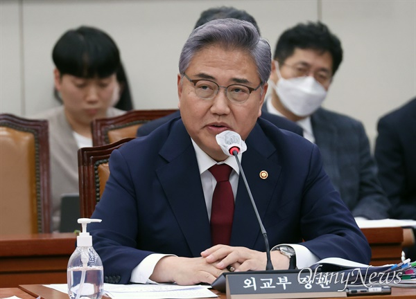 박진 외교부 장관이 지난 3월 21일 오후 서울 여의도 국회에서 열린 외교통일위원회 전체회의에서 의원들의 질문에 답변하고 있다.