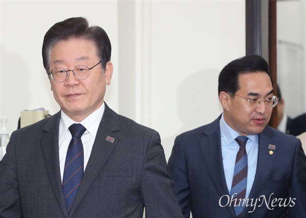 이재명 더불어민주당 대표가 22일 서울 여의도 국회에서 열린 최고위원회의에 참석하고 있다. 오른쪽은 박홍근 원내대표. 