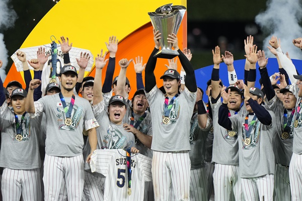  2023년 3월 21일 화요일 마이애미에서 열린 월드 베이스볼 클래식(WBC) 챔피언십 경기에서 일본 선수들이 미국을 꺾고 환호하고 있다.