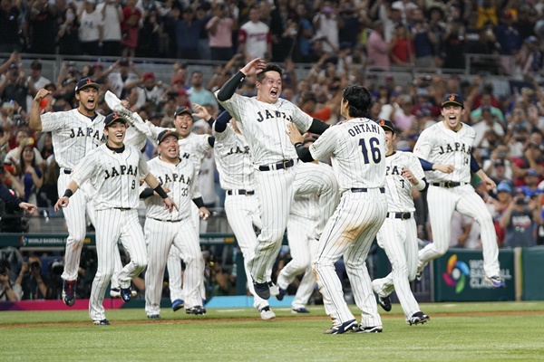  2023년 3월 21일 화요일 마이애미에서 열린 월드 베이스볼 클래식(WBC) 챔피언십 경기에서 일본 선수들이 미국을 꺾고 환호하고 있다.