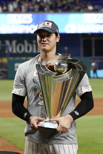  일본의 오타니 쇼헤이가 2023년 3월 21일 화요일 마이애미에서 열린 월드 베이스볼 클래식(WBC) 챔피언십 경기에서 미국을 꺾고 팀을 대표해 월드 베이스볼 클래식 트로피를 받고 있다.