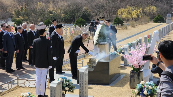 전직 대통령 이명박씨가 22일 오전 국립대전현충원을 찾아 천안함 묘역을 참배했다. 지난해 12월 특별사면 이후 첫 공식 일정이다.