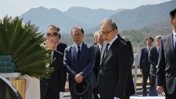 전직 대통령 이명박씨가 22일 오전 국립대전현충원을 찾아 연평해전 전사자 묘역과 연평도 포격전 전사자 묘역을 참배했다. 지난해 12월 특별사면 이후 첫 공식 일정이다.