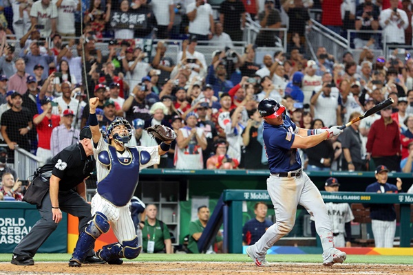  2023년 3월 21일 플로리다주 마이애미에서 열린 월드 베이스볼 클래식 챔피언십(WBC 챔피언십) 9회, 미국 팀의 마이크 트라웃이 일본 투수 오타니 쇼헤이를 상대로 삼진을 당하는 모습.