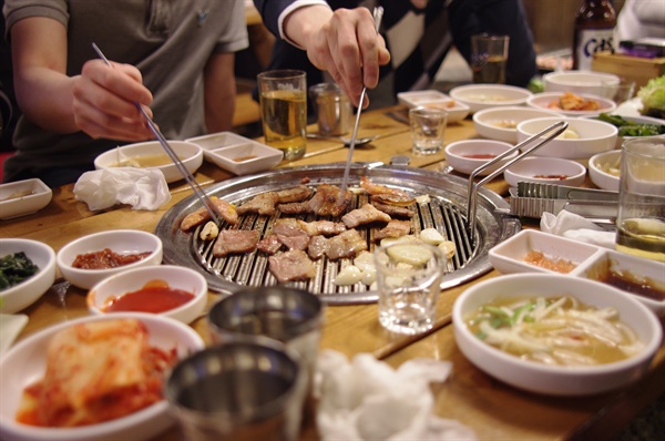  청소년보호법에 따라 청소년에게 주류를 제공하는 가게주인에 대한 처벌이 너무 가혹하다는 지적이 나왔다. 사진은 주류를 판매하는 음식점 모습. 