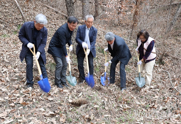  진실화해를위한과거사정리위원회, 한국전쟁전후민간인희생자 진주유족회는 22일 오후 진주 명석면 관지리 삭평마을 산에 있는 유해 매장지에서 발굴에 앞서 시삽을 했다.