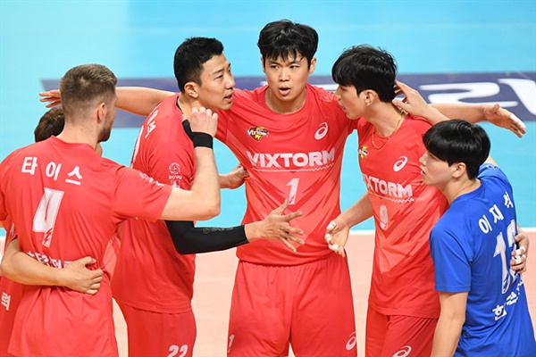  프로배구 한국전력 선수들이 득점을 기뻐하고 있다 