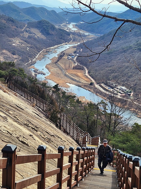 장군목 인근 용궐산에 오르면 아름다운 섬진강을 한눈에 볼 수있다. 요즈음 공사 중이라 산에 오를 수 없어 지인인 강충현씨가 사진을 제공했다. 