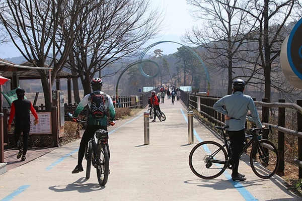 폐교각을 이용해 새롭게 탄생한 섬진강 자전거길은 자전거 동호인들의 사랑을 받는 길이다.