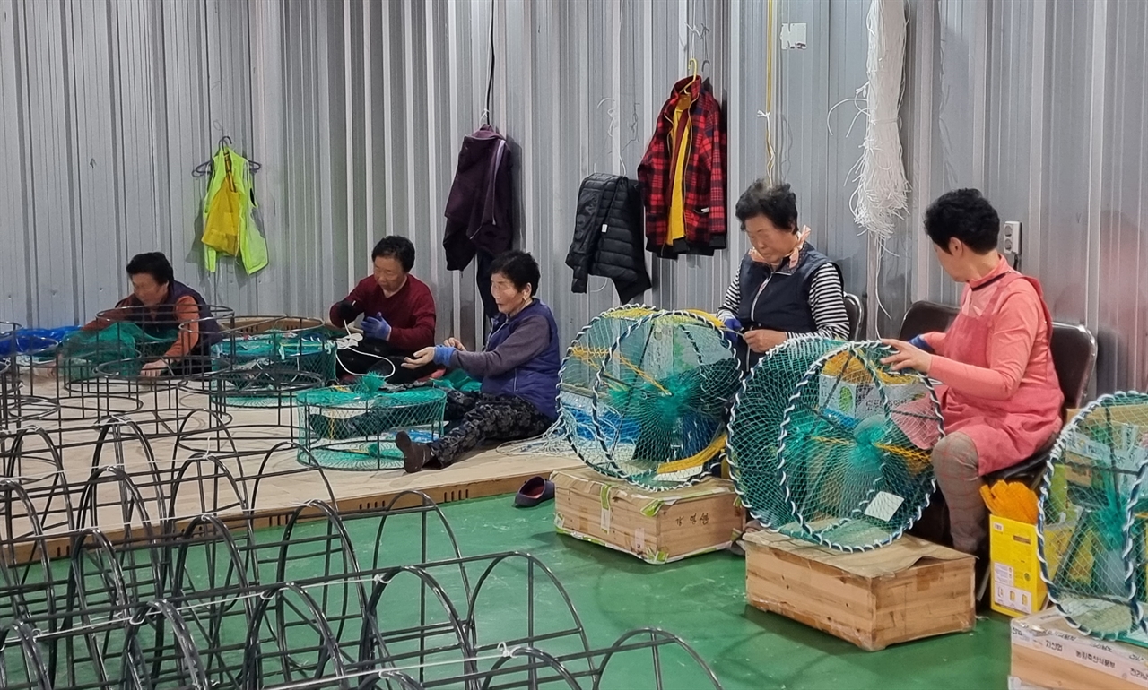 전라남도 장흥군 용반경로당 어르신들이 통발을 만드는 공동작업을 하고 있다.