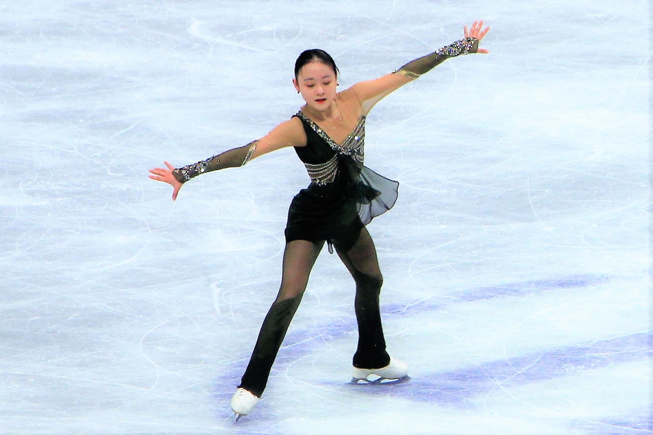  22일 일본 사이타마 슈퍼 아레나에서 열린 2023 피겨 스케이팅 세계선수권대회 여자 싱글 쇼트 프로그램에 출전한 김채연 선수가 연기를 펼치고 있다.