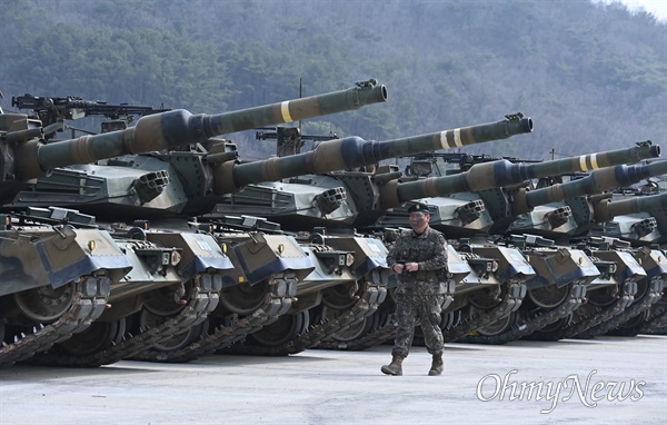 22일 경기 포천 로드리게스 훈련장에서 가진 '한미 연합 제병합동사격 훈련'에 참가한 육군수도기계화보병사단 K1A2 전차가 발진 준비를 하고 있다.