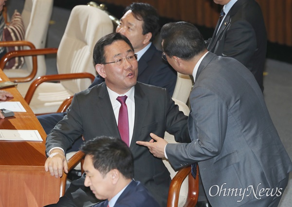 주호영 국민의힘 원내대표와 박홍근 더불어민주당 원내대표가 23일 서울 여의도 국회에서 열린 본회의에서 대화하고 있다.
