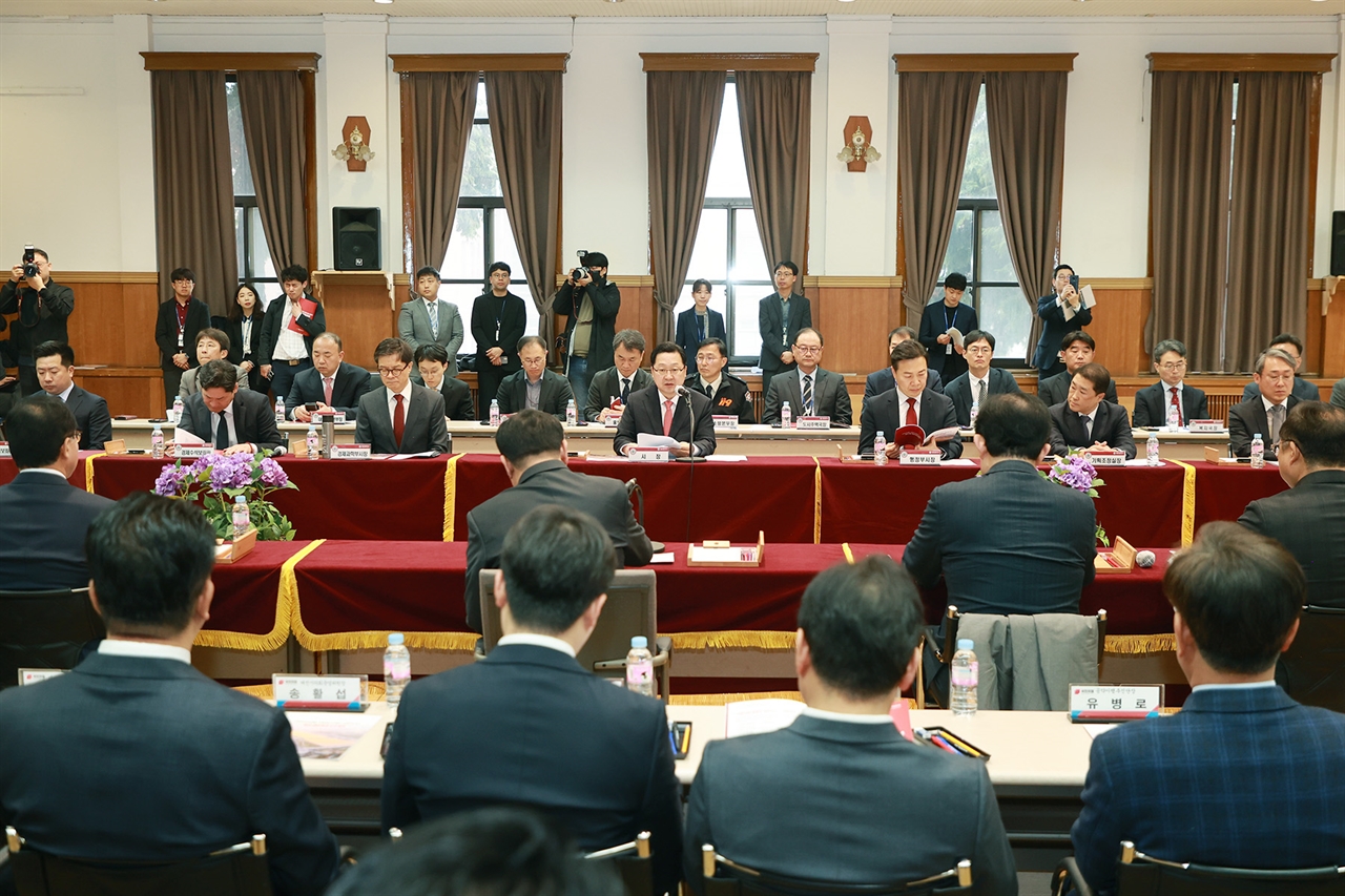 대전시와 국민의힘 대전시당은 23일 민선 8기 첫 당정협의회를 개최하고, 지역 현안 해결을 위해 힘을 모아나가자고 약속했다.