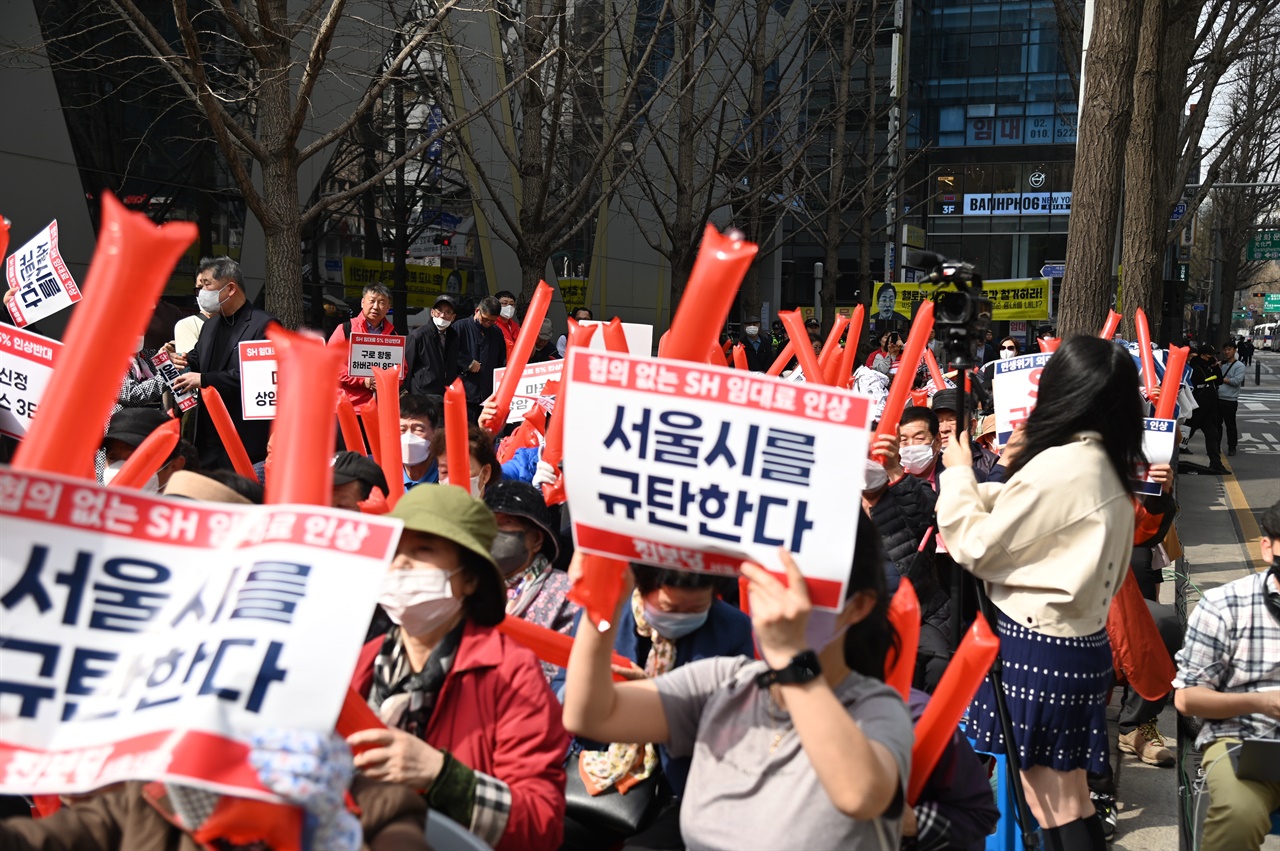 기습적인 임대료 인상에 항의하기 위해 SH 임대주택 입주민들이 서울시를 규탄하기 위해 서울시청에 모였다.