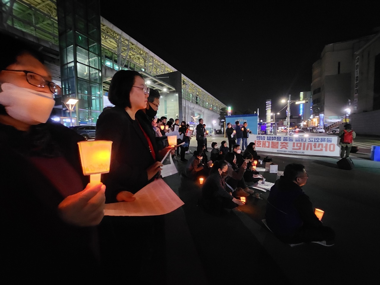 아산 시민들이 23일 온양온천역 앞에서 촛불 집회를 열고 있다. 