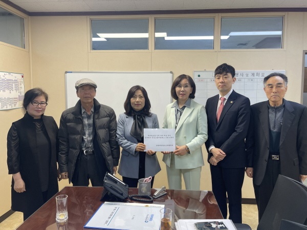    신성영 시의원(오른쪽에서 두 번째)이 영종지역 시민사회단체와 '재외동포청 인천 유치'를 지지하는 서한을 인천시에 전달하고 있다.