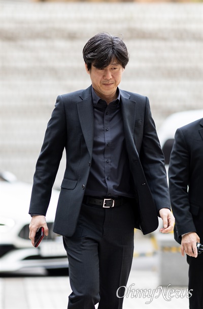 대장동 관련 배임 혐의를 받고 있는 남욱 변호사가 지난 24일 오전 서울 서초구 서울중앙지방법원에 출석하고 있다. 