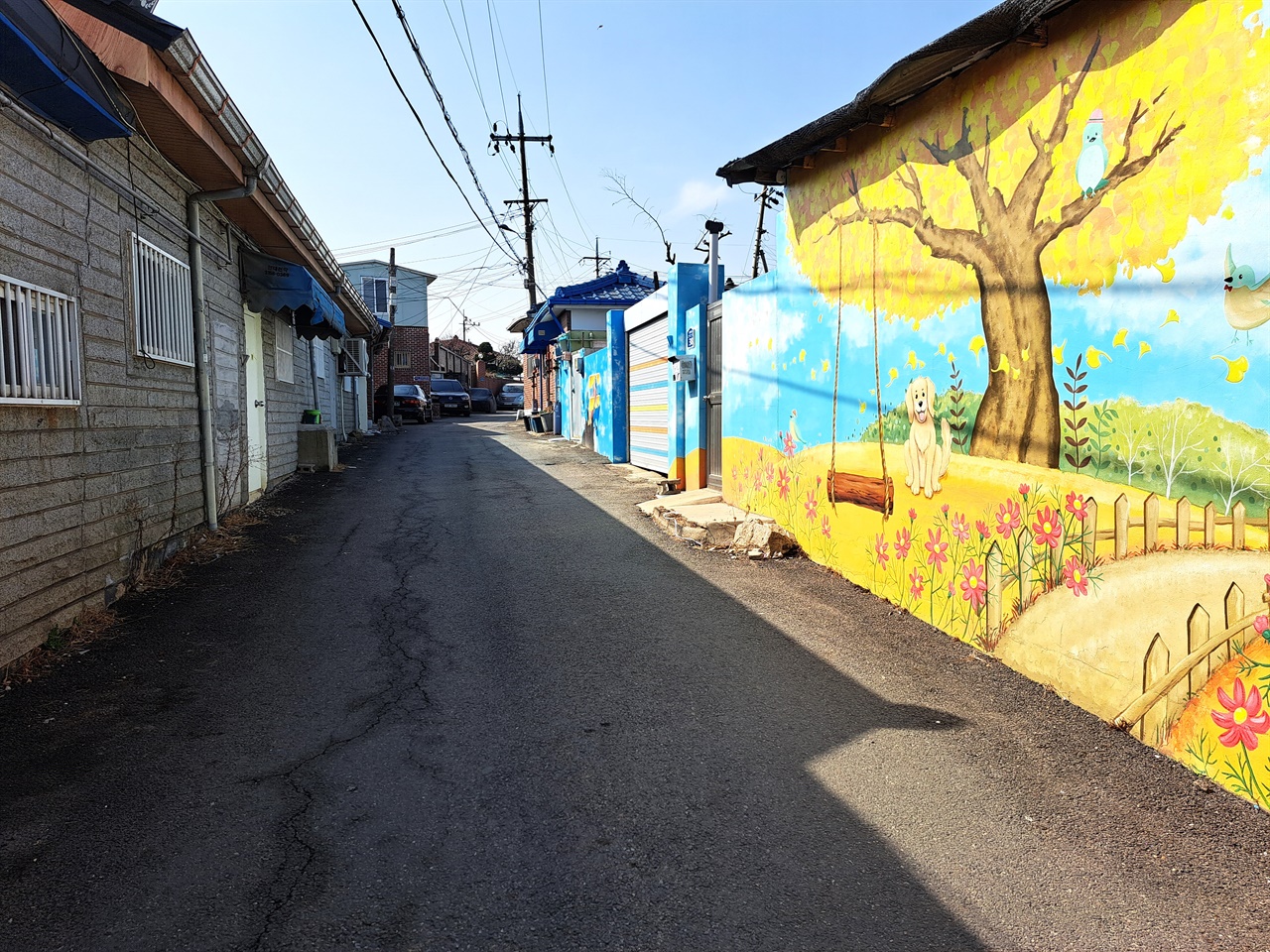 도시재생 사업으로 시행한 여럿 중 벽화마을 가꾸기 사업의 흔적이 남은 골목.