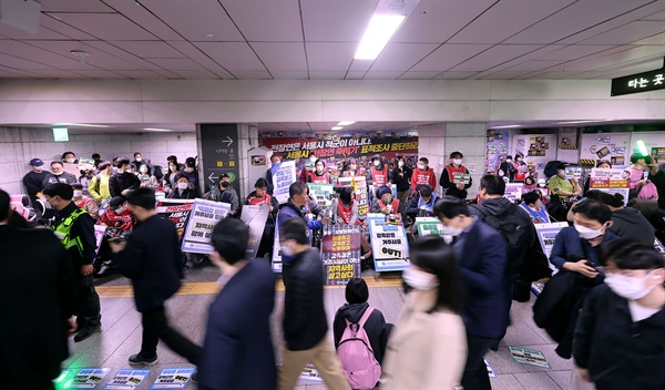 지난 3월 24일 오전 서울 지하철 시청역 승강장에서 전국장애인차별철폐연대(전장연) 관계자들이 선전전을 하고 있다. 