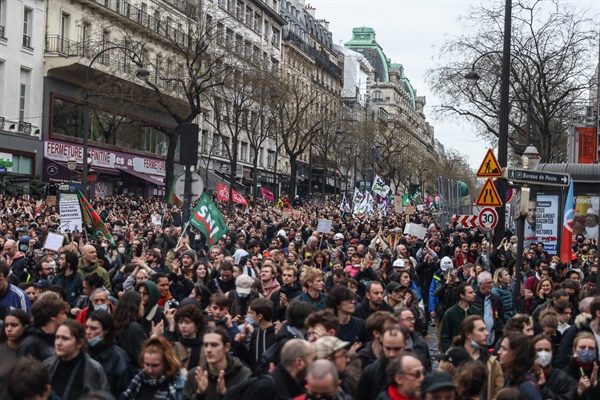2023년 3월 23일 프랑스 파리에서 수천 명의 사람들이 정부 연금 개혁에 반대하는 시위에 참여하고 있다.