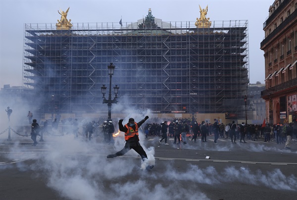 2023년 3월 23일 목요일 파리에서 열린 집회가 끝난 뒤 한 시위자가 최루탄 통을 발로 차고 있다.