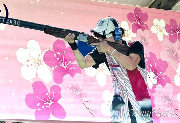 창원시장배 전국사격대회 홍보 펼침막에 사용되었던 일본 선수 사진. 해당 펼침막은 23일 철거되었다.