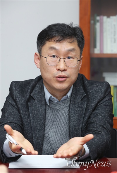  한성준 좋은교사운동 공동대표가 24일 서울 여의도 국회의원회관에서 '정순신 아들 학폭에서 무엇을 배울 것인가?'를 주제로 긴급좌담을 하고 있다.