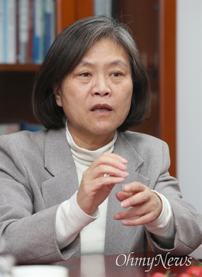 강민정 더불어민주당 의원이 지난 3월 24일 서울 여의도 국회의원회관에서 '정순신 아들 학폭에서 무엇을 배울 것인가?'를 주제로 긴급좌담을 하고 있다.