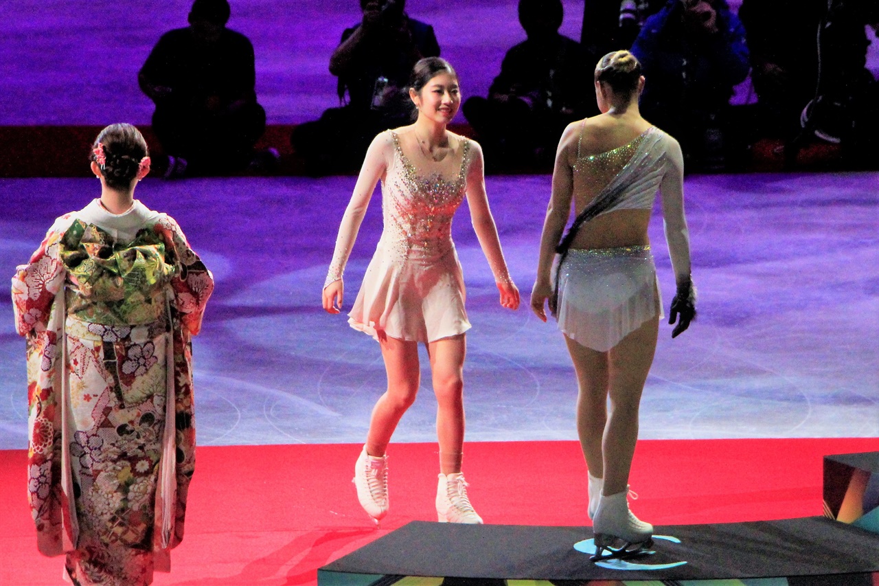  24일 사이타마 슈퍼 아레나에서 열린 2023 피겨 스케이팅 세계선수권대회 여자 시상식에서, 이해인(가운데) 선수가 동메달을 기록한 벨기에의 레오나 핸드릭스(오른쪽) 선수와 축하를 나누고 있다.