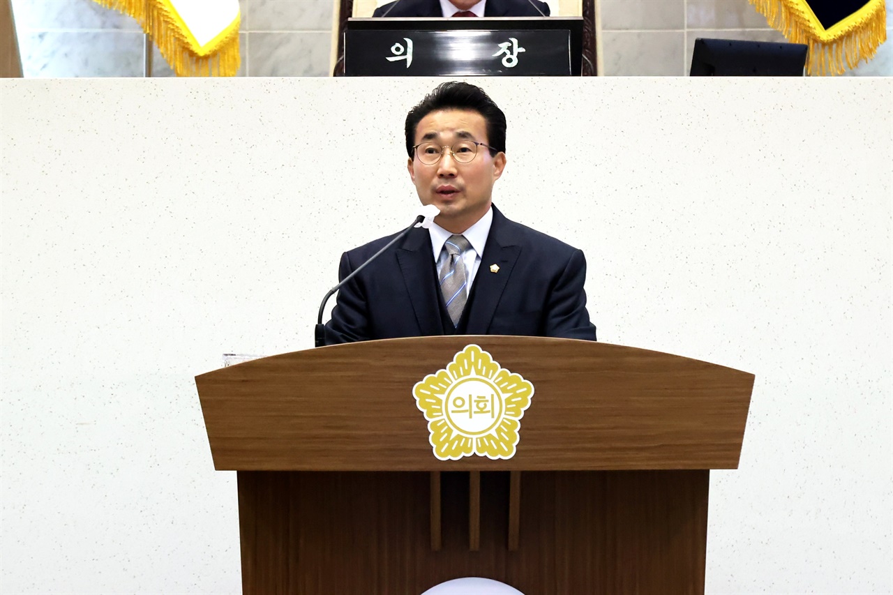 24일 윤명수 당진시의원이 집행부가 시의회에 일언반구도 없이 한국가스공사와 업무협약을 한 것을 비판하고 있다. 