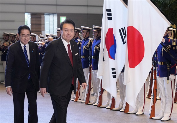 지난 3월 16일 윤석열 대한민국 대통령이 일본 도쿄 총리 관저를 방문한 뒤 기시다 후미오 일본 총리와 함께 이동하고 있다.
