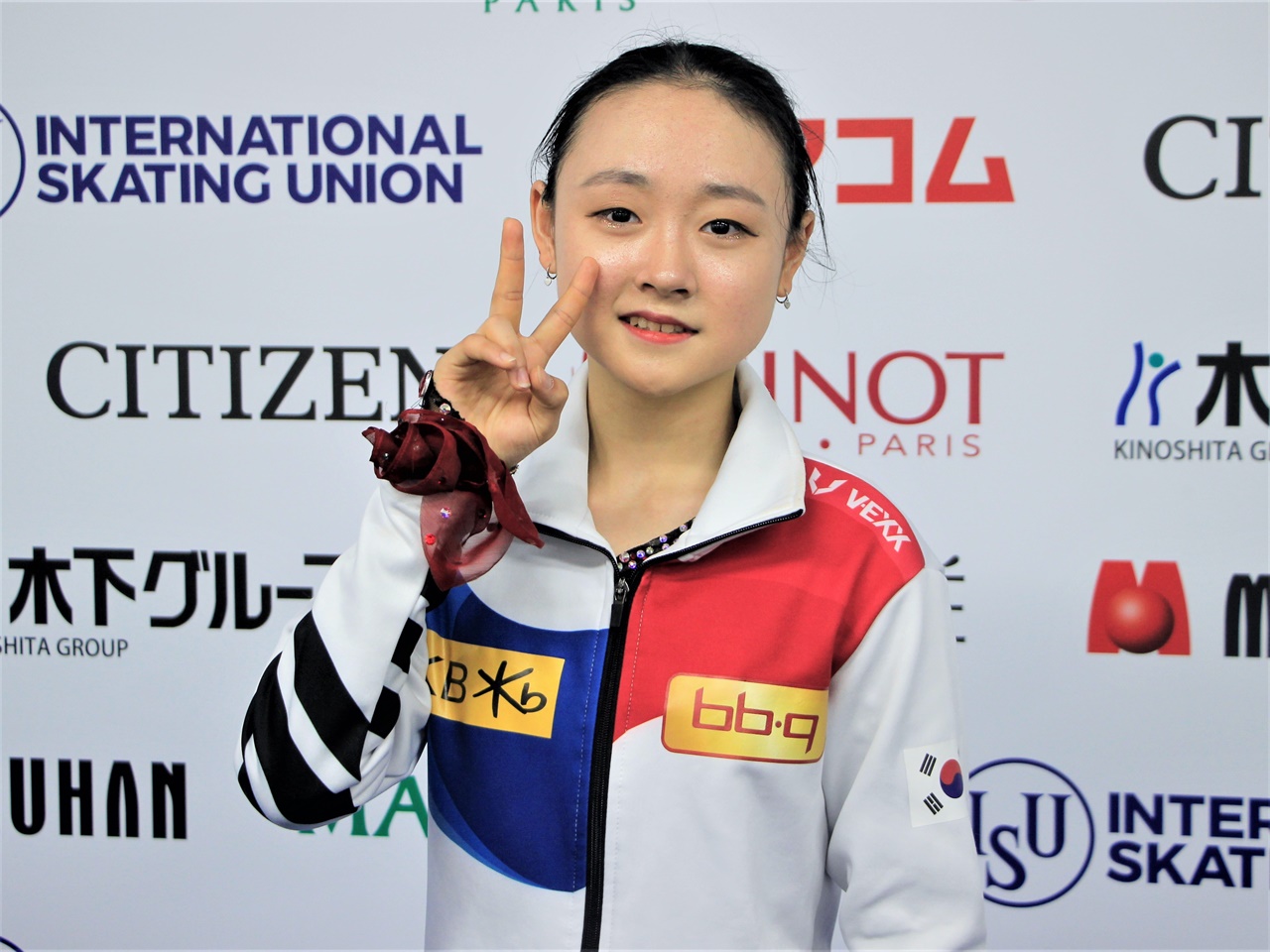 24일 일본 사이타마 슈퍼 아레나에서 열린 2023 피겨 스케이팅 세계선수권대회 여자 싱글을 마치고 밝은 표정을 선 김채연 선수.