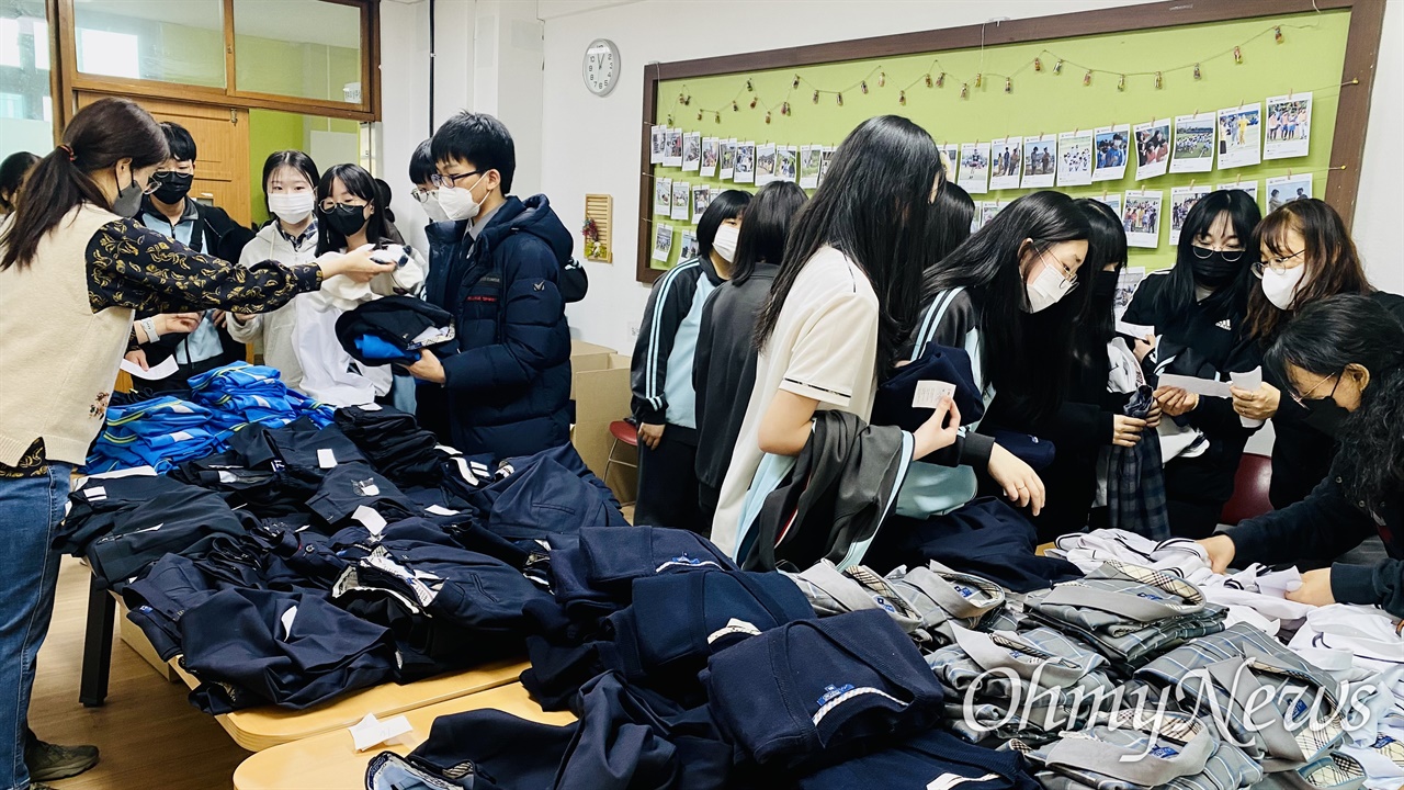 매원중학교 재학생들이 자기 신체에 맞는 교복을 고르고 있다.