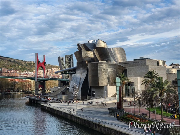 철강산업의 쇠퇴로 몰락의 길을 걷고 있던 스페인 북부의 작은 소도시 빌바오. 이 작은 철강산업 도시를 세계 제일의 관광지로, 창조력이 평가절하되던 한 건축가를 일약 스타덤에 오르게 한 건축물 '구겐하임 빌바오(Guggenheim Bilbao)'. 2023_0325
