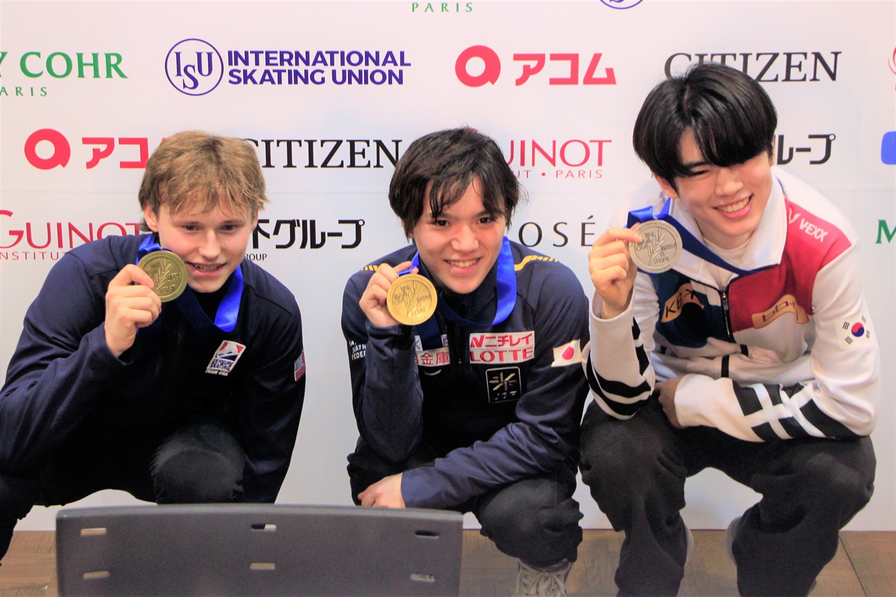 25일 피겨 스케이팅 세계선수권에서 은메달을 따낸 차준환(오른쪽)이 우노 쇼마(가운데), 일라 말리닌(왼쪽)과 함께 포즈를 지어보이고 있다.