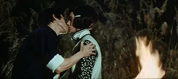  <정무문>에서는 이소룡 영화 중 유일하게 이소룡(왼쪽)의 키스신을 볼 수 있다.