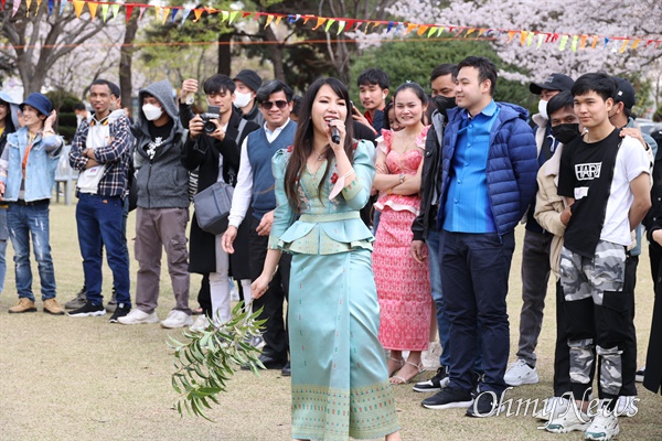 3월 26일 오후 창원 포정사공원에서 열린 캄보디아 쫄츠남 행사. 주한캄보디아대사관 즈름 보돔랑사일 대사.