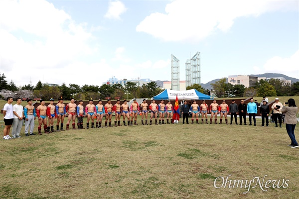 창원 용지공원에서 열린 몽골 씨름 대회.